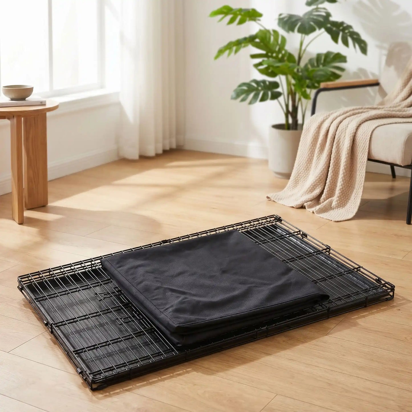 Cage-pour-chien-chiot- de grande race, pliable à barreaux en acier solide et toit et fond amovible en plateau PVC de 3 cm de profondeur 100% imperméable et lavable, légÚre et transportable avec ses deux poignée de transport pour chiot et chien jusu'à 60 kilos max, 2 portes avec 7 serrures au total, une porte avant et une latérale-gros plan sur la cage xxl pliée avec son plateau pc résistant amovible pour un entretien facile sur le sol du salon