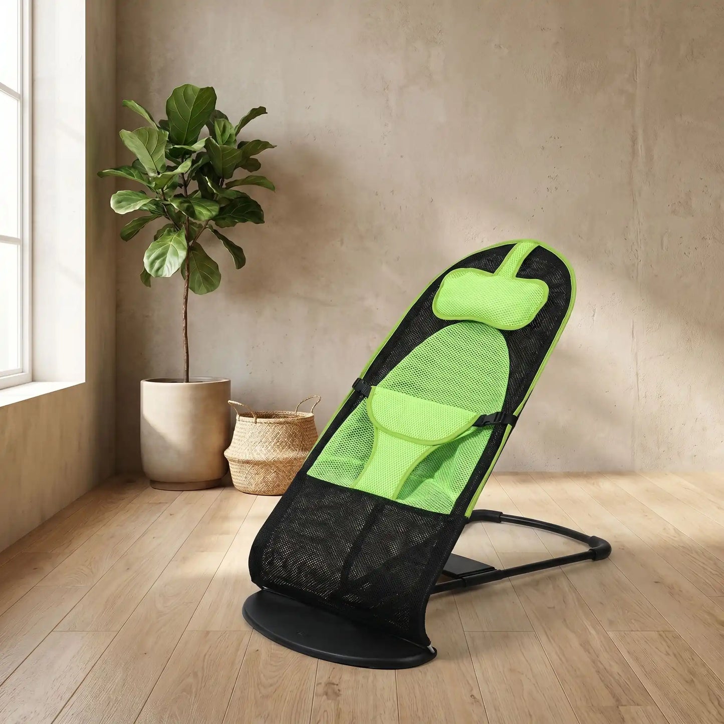 Chaise-a-bascule-pour-chien-anti-anxiété et anti-stress, pour petit chien de 0 à 14 kilos max, structure en acier solide, housse en polyester respirant et lavable en machine, hamac avec harnais de sécurité et sangle à clips robuste, 3 poisitions de réglages pour bercer et apaiser le chiot ou le chien ou en mode lit-pliable, compact et léger qui apaise les chiot et chien anxieux ou trop energique-gros plan sur la chaise à bascule avec harnais de sécurité et 3 positions réglables de couleur noir et vert