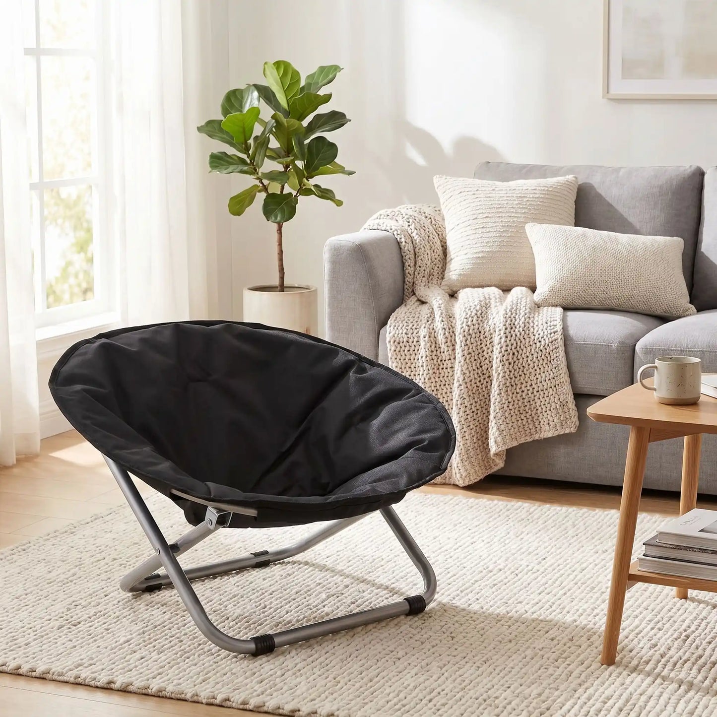 Chaise-pour-chien-chiot déhoussable et lavable, imperméable, structure design en acier robuste arrondie comme un cocon entourant avec deux hauteurs adaptables, pliable avec sa housse en nylon résistant aux griffes pour chiot et chien de 0 à 7 kilos-gros plan sur la chaise de couleur noir pour petit chien avec pliage en croix dans le salon de l'appartement