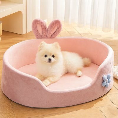 Coussin-pour-chien-antidérapant-coton haute densité-un petit chien couché confortablement dans son petit panier pour chine au design de lapin rose mignon avec rebords 360° surélevé et protecteur antidérapant dans le salon de l'appartement