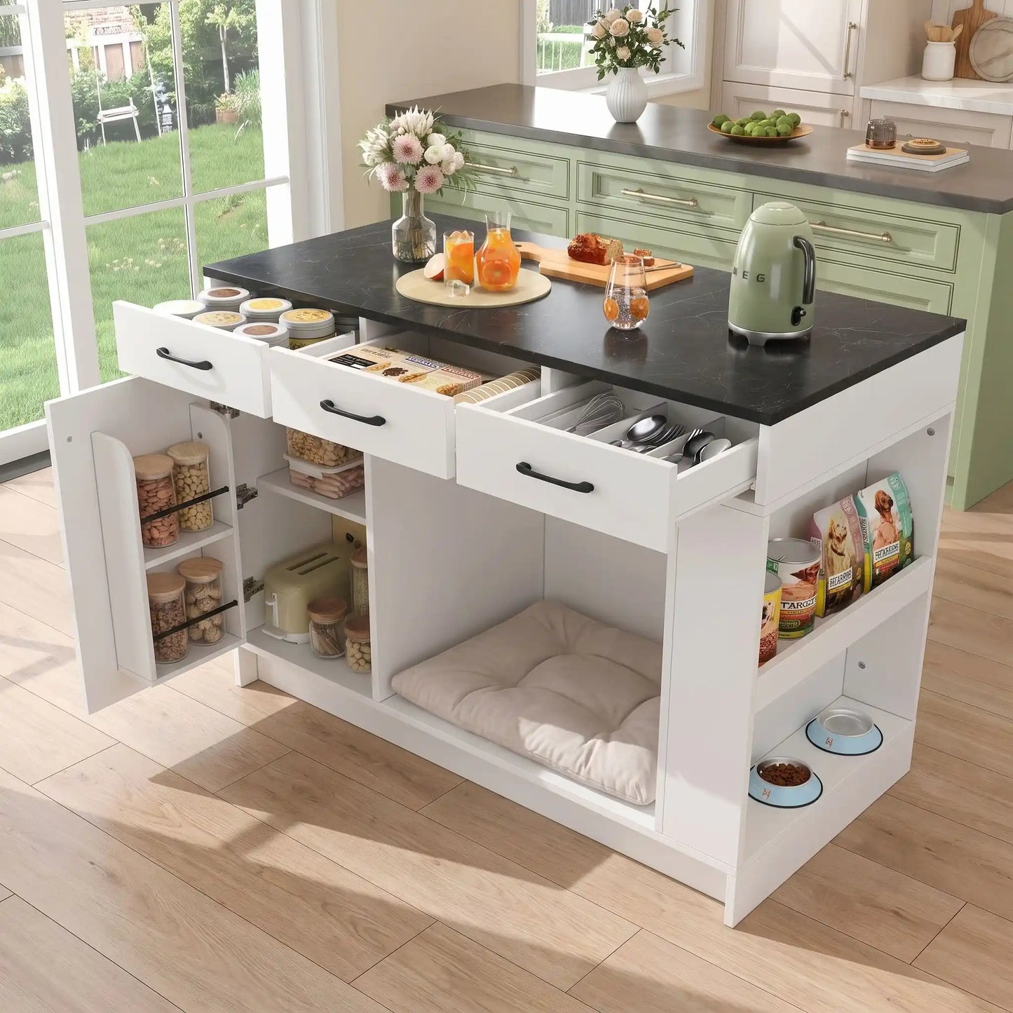 Meuble-niche-chien-interieur-chiot-cuisine-avec-rangement, 3 tiroirs de capcaité de 15 kg de charges, un placard avec une étagÚre avec 3 hauteurs réglables, 2 étagÚres de rangement à épices dans la porte du placerd, étagÚre latérales pour rangement de nourriture du chien et support pour gamelle en station d'alimentation, avec niche intégré dans le meuble de 62x58x62 cm en bois blanc avec plateau imitation marbre noir- gros plan sur le meuble niche avec placard, et 3 tiroirs ouverts en ßlot dans la cuisine