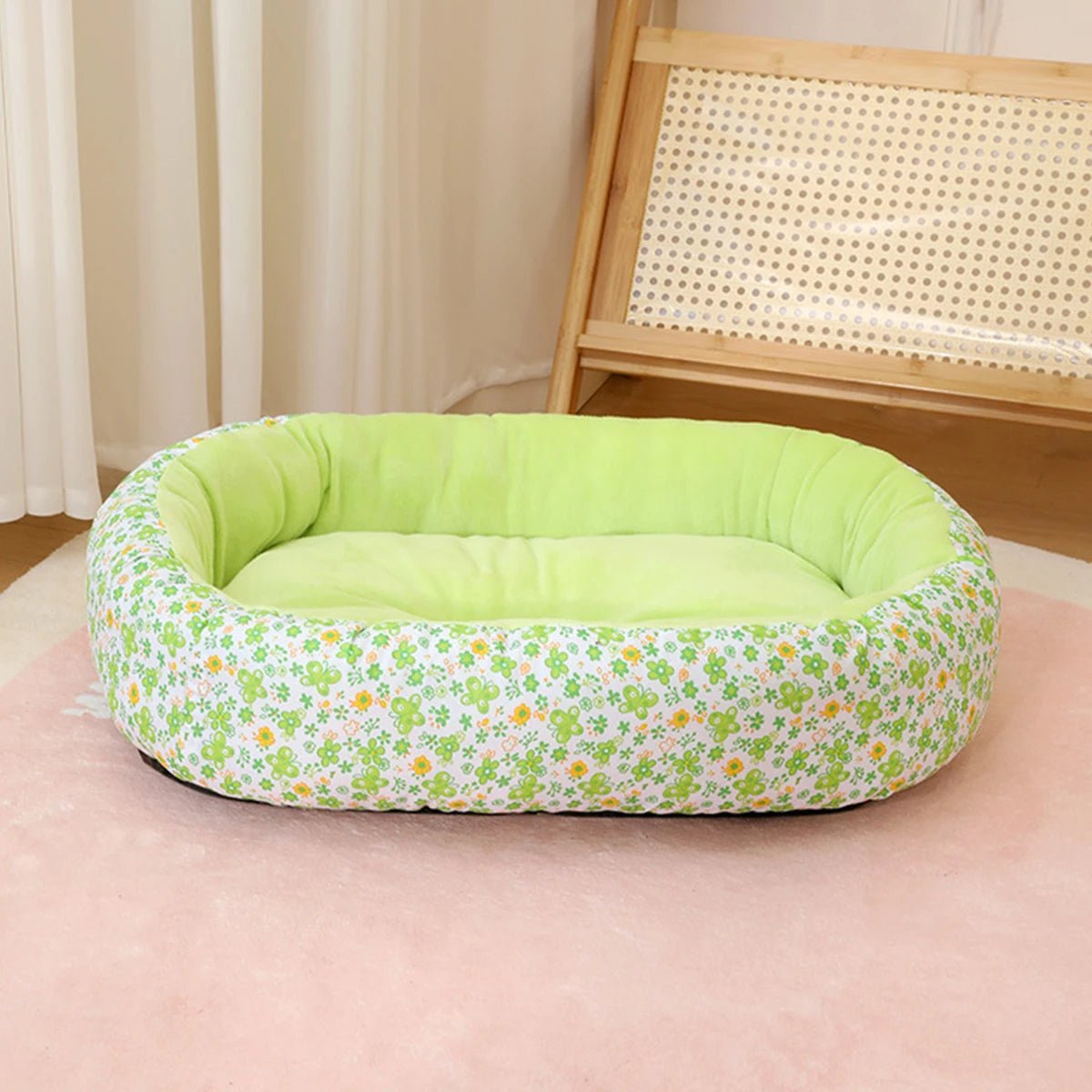 Panier-chien-coussin-4-saisons, 100% coton haute densité, ergonomique et rembourré, avec rebord surélevé épais à 360° pour un effet anti stress, entourant et enveloppant-coussin intérieur moelleux qui soutient et protège les articulations, lavable en machine et antidérapant-couchage pour chiot et chien de petite à moyenne taille de 0 à 15 kilos max-gros plan sur le modèle à fleurs et uni de couleur vert