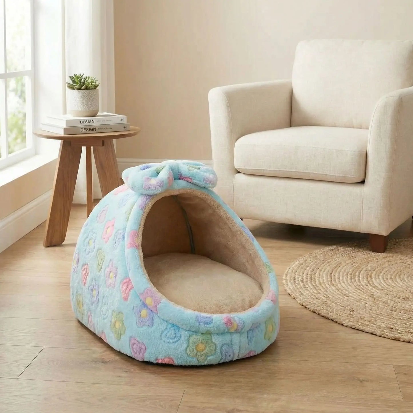 Panier-chien-niche-cocon-avec-coussin ergonomique et amovible, panier anti-stress 100% coton haute densité, lavable en machine, antidérapant avec toit , enveloppant, protège du sol froid et des courant d'air pour les chiots et chiens de race naine ou petite taille de 0 à 5 kilos-gros plan sur le panier niche de couleur bleu avec motif de fleurs pour petit chien sur le sol du salon de l'appartement