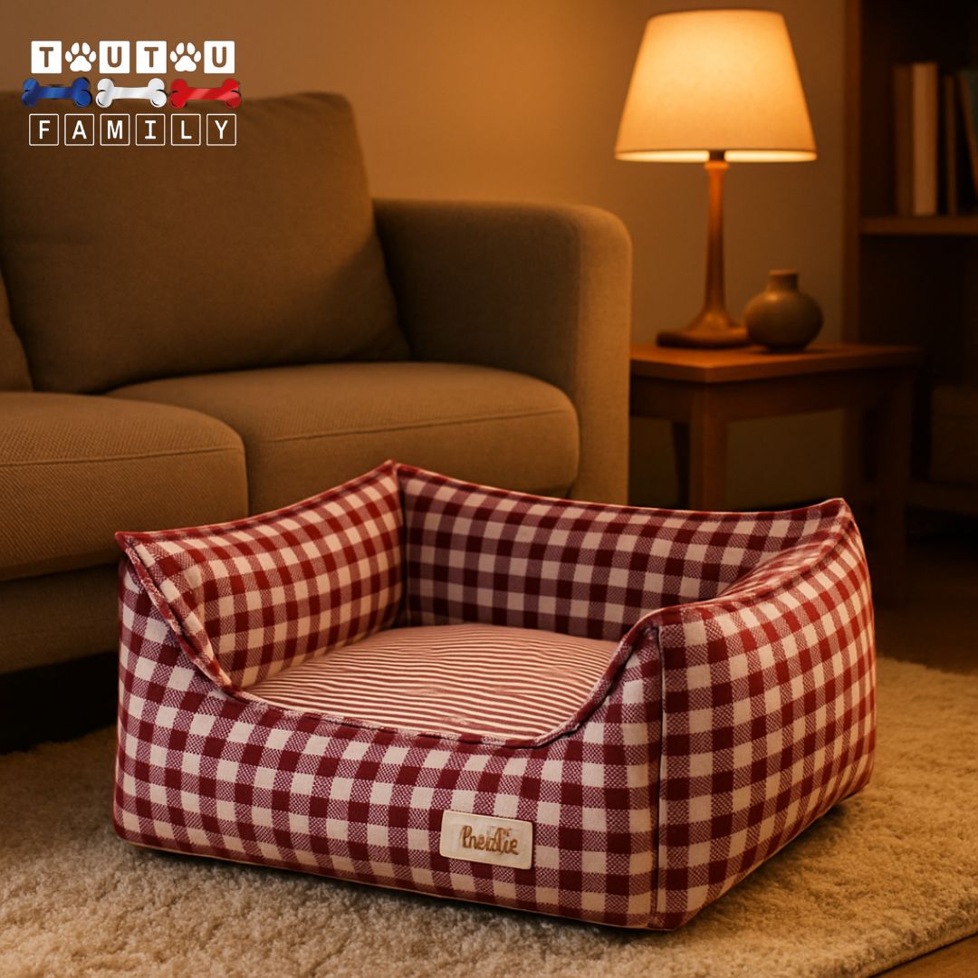 Panier-petit-chien-antidérapant-déhoussable-lin-rembourrage-100%-coton-antidérapant-100%-imperméable-un-panier-rouge-et-blanc-design-vichy-aux-coutures-solides-posé-sur-la-moquette-du-salon-devant-le-canapé