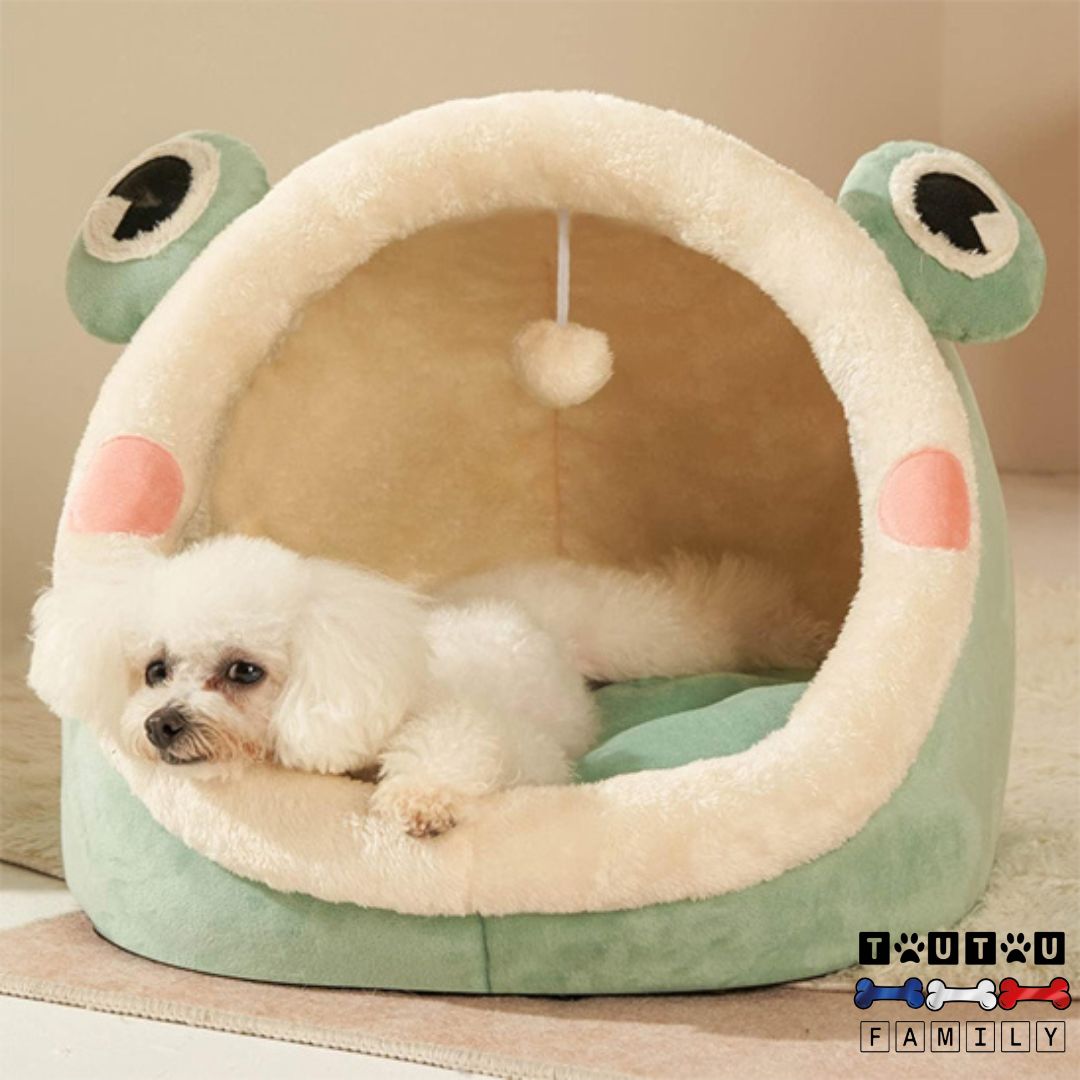 Panier-pour-chihuahua-avec-coussin-un chien de race caniche toy blanc couché au chaud dans son panier niche en forme grenouille chaud douillet, confortable avec son coussin amovible 100% Coton PP lavable et déhoussable