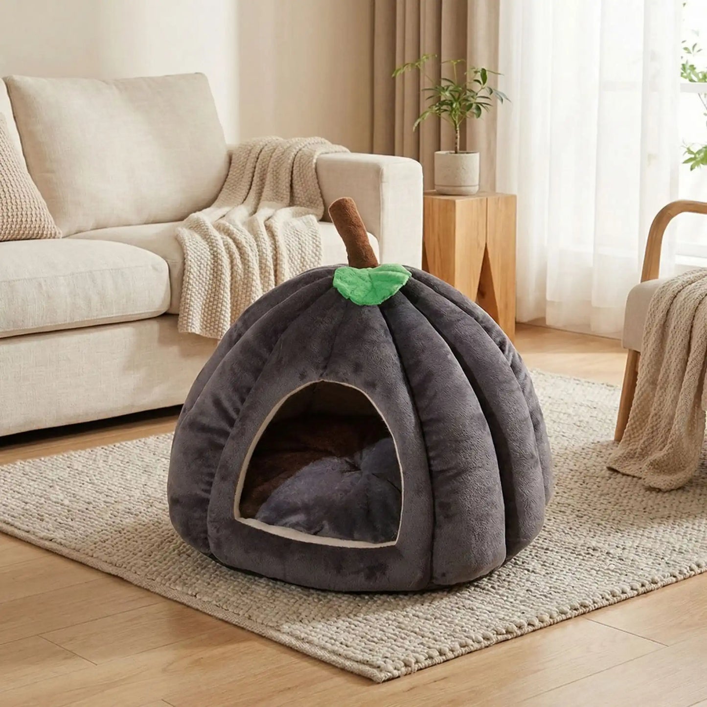 Panier-pour-chihuahua-lavable-design niche en forme de citrouille avec son coussin intérieur amovible ergonomique 100% coton haute densité, hypoallergénique, ultra-doux pour les peaux sensibles, enveloppant à 360° avec petite ouverture pour une entrée et sortie facile, antidérapant, protège les races sensibles du froid et des courants d'air de 0 à 2 kilos-gros plan sur la mini maison en forme de citrouille avec son coussin intérieur amovible de couleur gris pour chihuahua