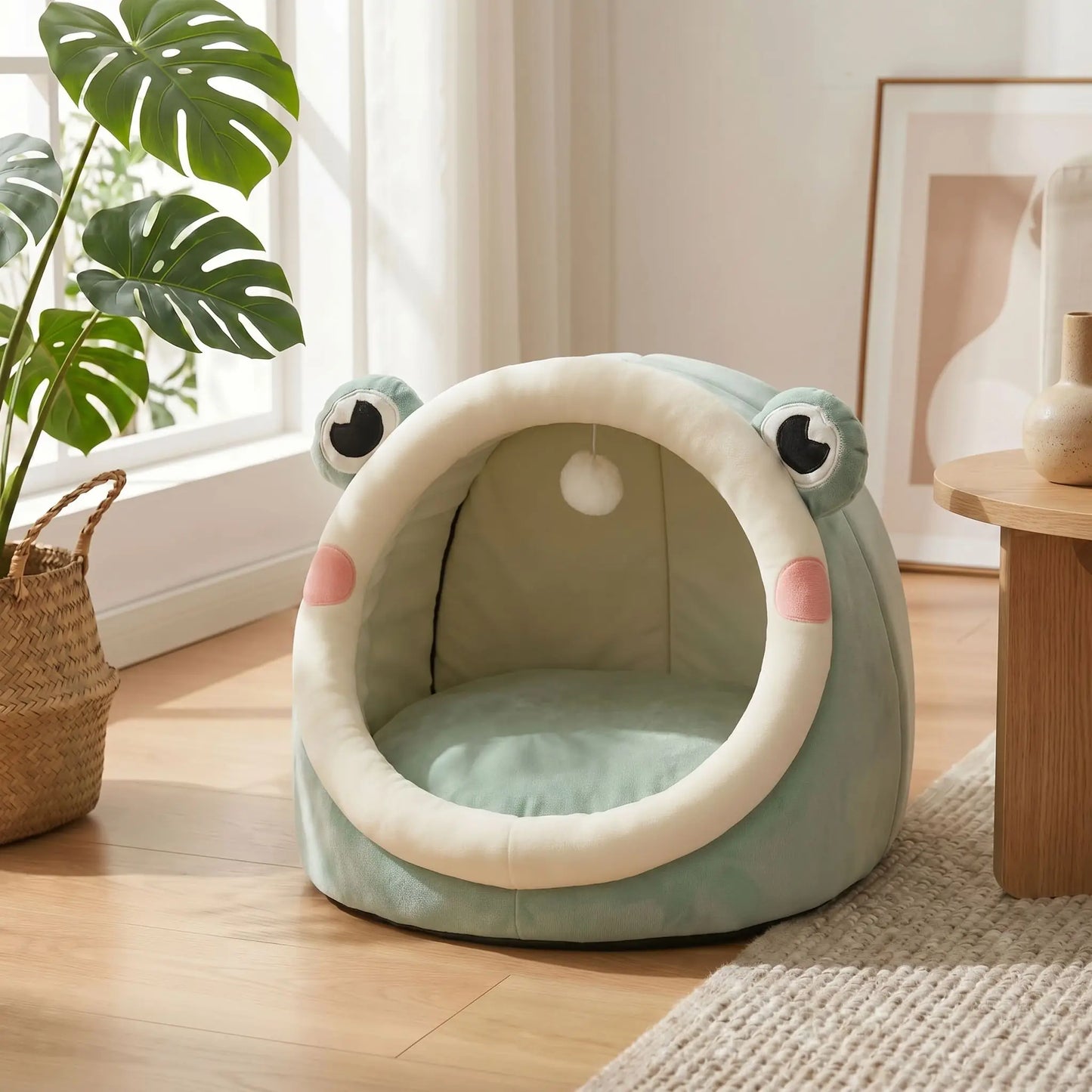 Panier-pour-chihuahua-niche-un-chien-de-race-petite-à -naine qui-est-couché-dans-son panier niche 100% coton avec son coussin intérieur épais et douillet-en peluche et son jouet-interactif inclus en forme de balle sur une corde sur le toit du panier-gros plan sur le panier avec couvercle en velours et peluche douce, niche intérieur en forme de grenouille rigolote et son coussin intérieur ergonomque amovible et lavable en machine sur le sol du salon de la maison