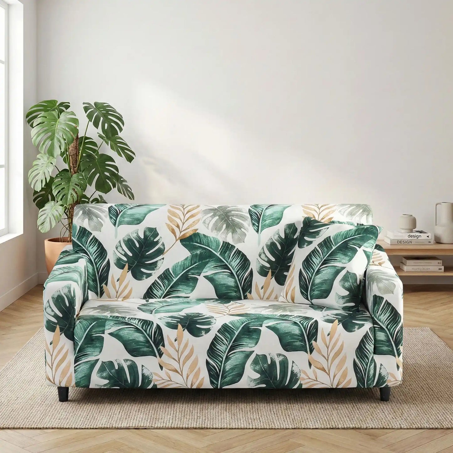 Protection-canape-chien-anti-poils-anti accident, lavable en machine, haute élasticité et resistante aux griffes et à l'usure, universelle en 4 tailles pour fauteuil, canapé de 2/3/4 places, avec élastique et bloque plis-modèle avec feuilles dorées et verte sur fond blanc, très fin et soignés sur un canapé 3 place deans le salon de l'appartement