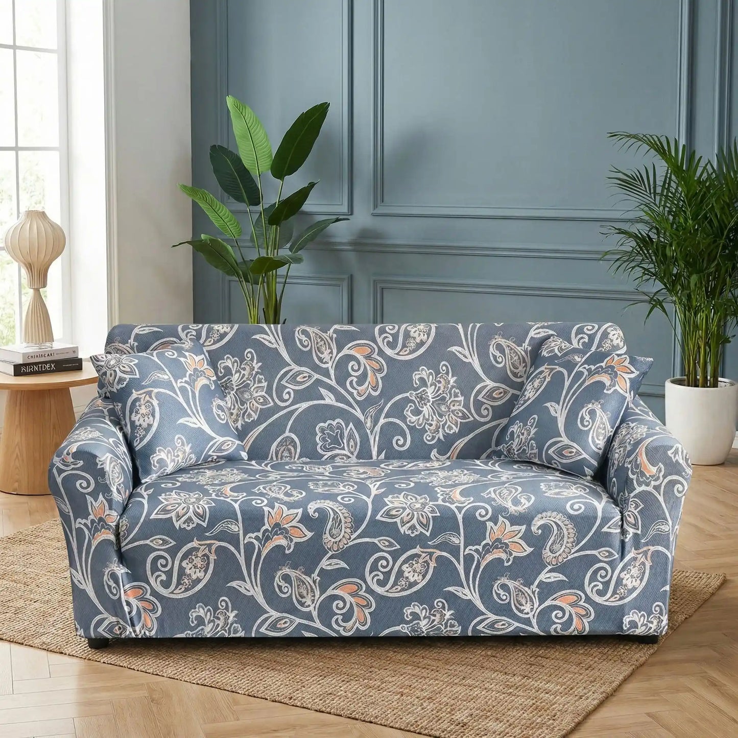 Protection-canape-chien-anti-poils-anti accident, lavable en machine, haute élasticité et resistante aux griffes et à l'usure, universelle en 4 tailles pour fauteuil, canapé de 2/3/4 places, avec élastique et bloque plis-design floral délicat- phot du modÚle british élégant et romantique de couelur belu clair dans le salon du chateau