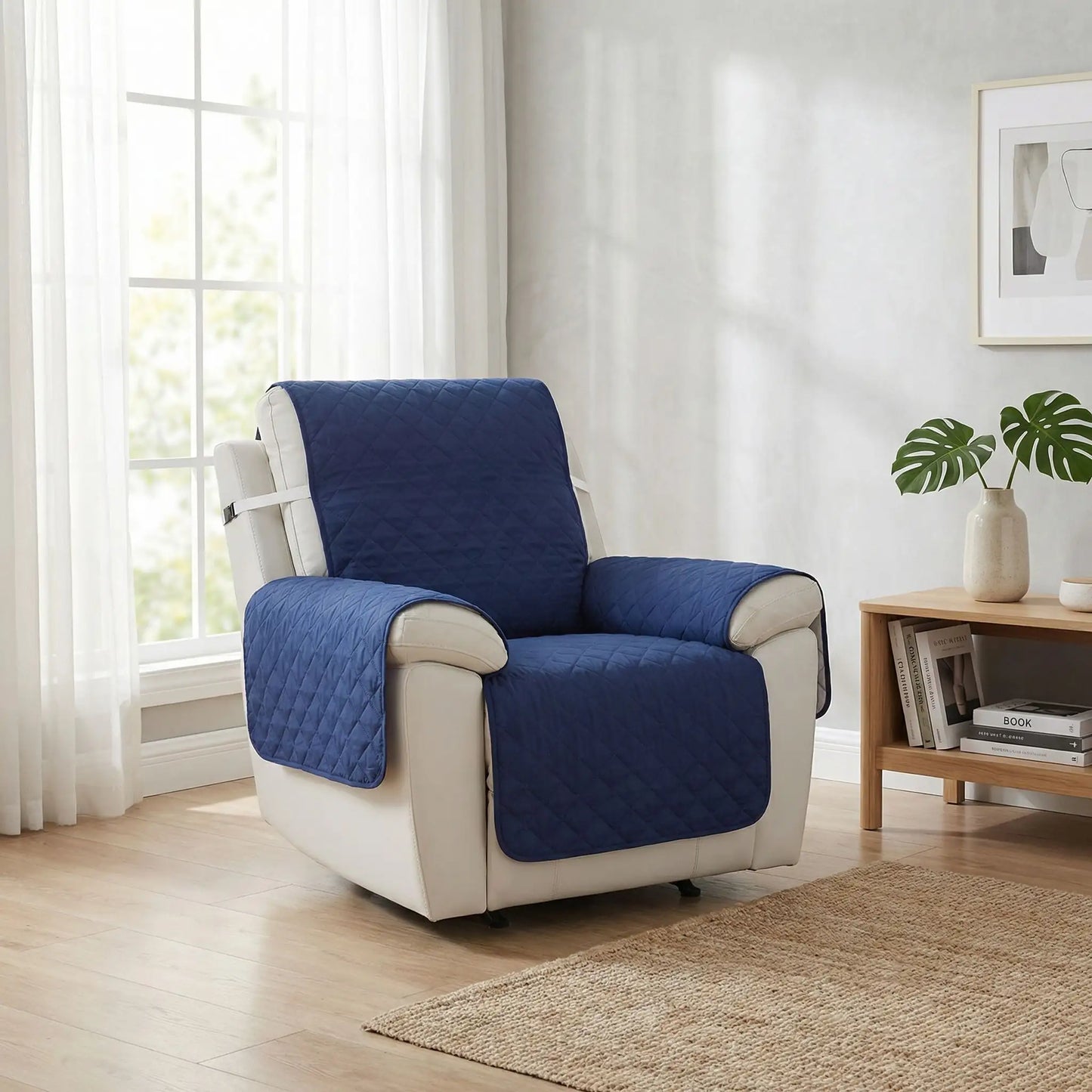 Protection-pour-fauteuil-relax-canapé 1 place- protÚge accoudoir chien-imperméable-4-couches et rembourrage 100% coton, légÚre et universelle pour fauteuil classique, inclinable ou relax ,lavable en machine, résistant aux griffes et tùches, anti bave et accidents, réversible avec sangles élastiques pour le dossier et 3 pans séparés- photo du modÚle de couleur belu marine installée sur le fauteuil dans la chambre douillette de la maison