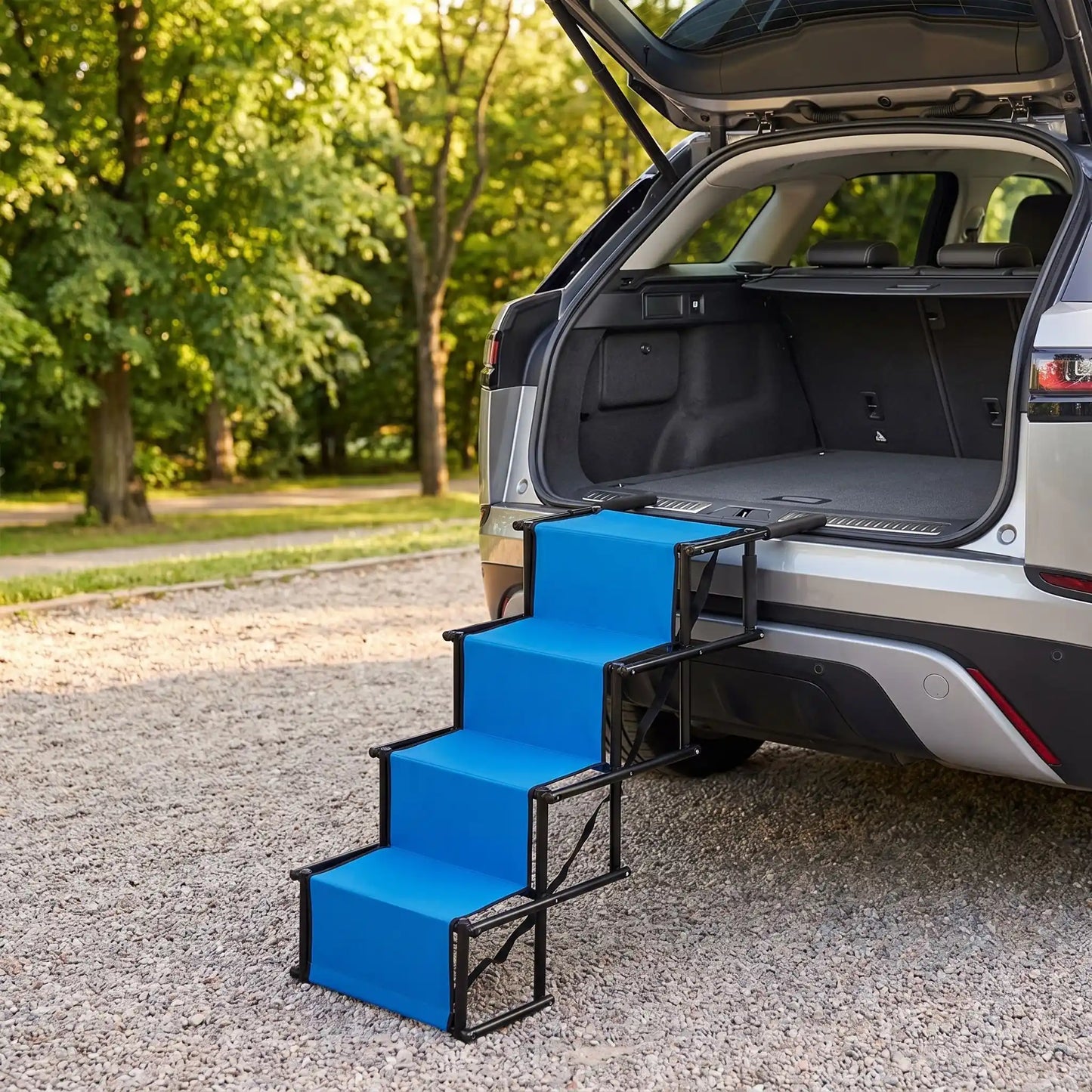 Rampe-escalier-pour-chien-chiot-pliable-voiture en acier oxydable et tissu oxford résistant aux griffes, antidérapant et 100% imperméable, pliage en accordéon, ouverture rapide et facile en un geste, poignées en mousse anti-rayures, légÚre avec sangles de transport de 4 marches avec hauteurs modulables 56 à 76 cm pour chien de moyenne à grande taille de 30 à 75 kilos max-gros plan sur la rampe escalier de 4 marches dépliables de couleur bleu contre le coffre de la voiture pour un accÚs facile pour les chien