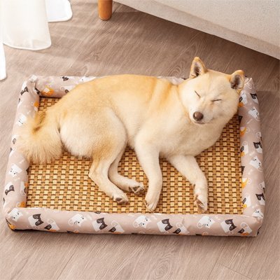 Tapis-Chien-rafraichissant-bambou naturel-rembourrage 100% coton-antidérapant-lavable-respirant-avec rebords surélevés-multiusage-polyvalent-imperméable-résistant-aux-griffes-un chien de taille moyenne qui dort paisiblement reposant sa tête sur le rebord surélevé malgré la chaleur sur le sol du salon del'appartement