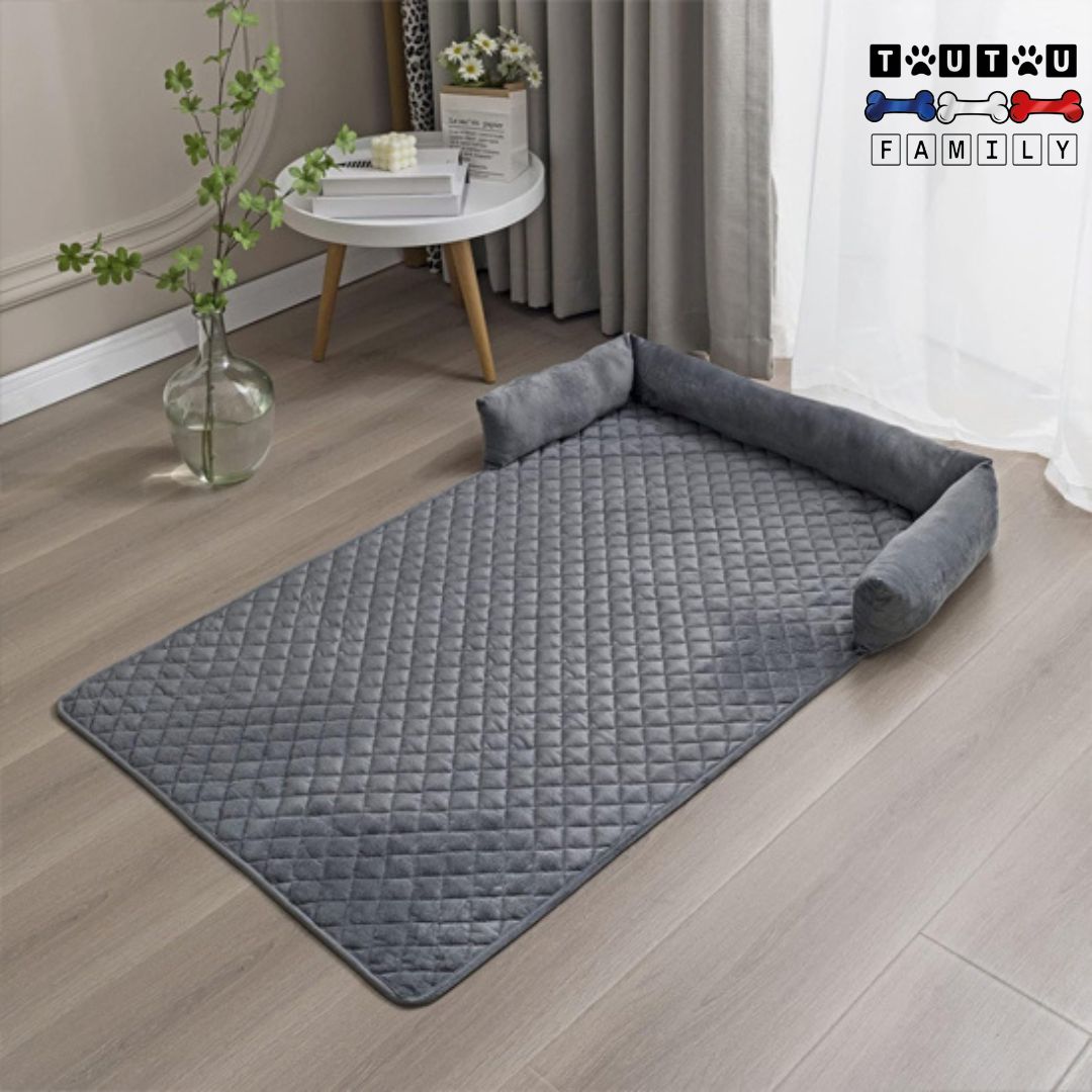 Tapis-pour-chien-protège-canapé-coton avec son traversin 100% imperméable posé sur le sol du salon en nylon haute qualité protège sol, cage, panier