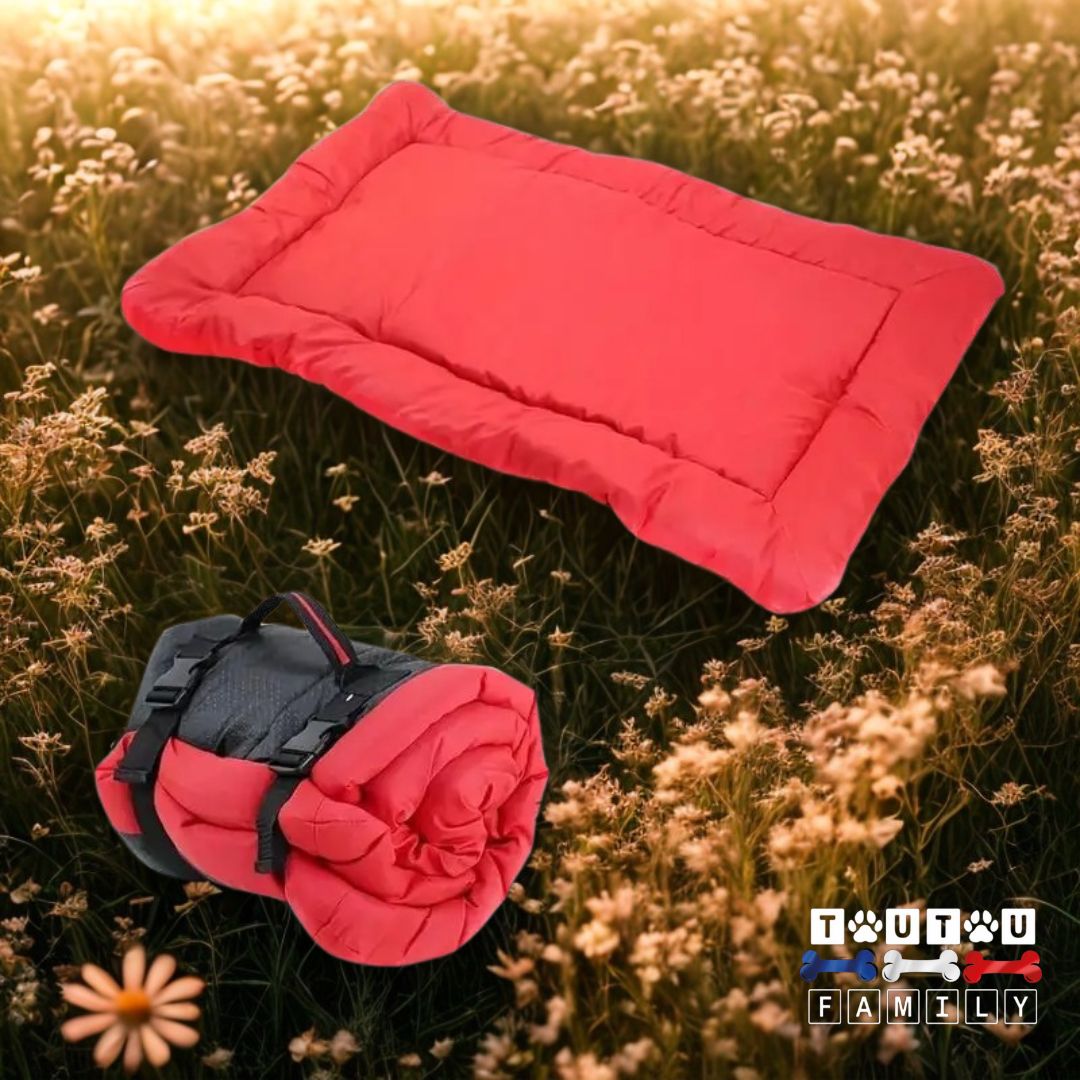 Couchage-pour-chien-voyage- un tapis 100% imperméable, pliable avec deux attache et sangle de transport, lavable rembourrage coton et tissu oxford résistant pour usage à l'intérieur ou extérieur lit de voyage pour chien
