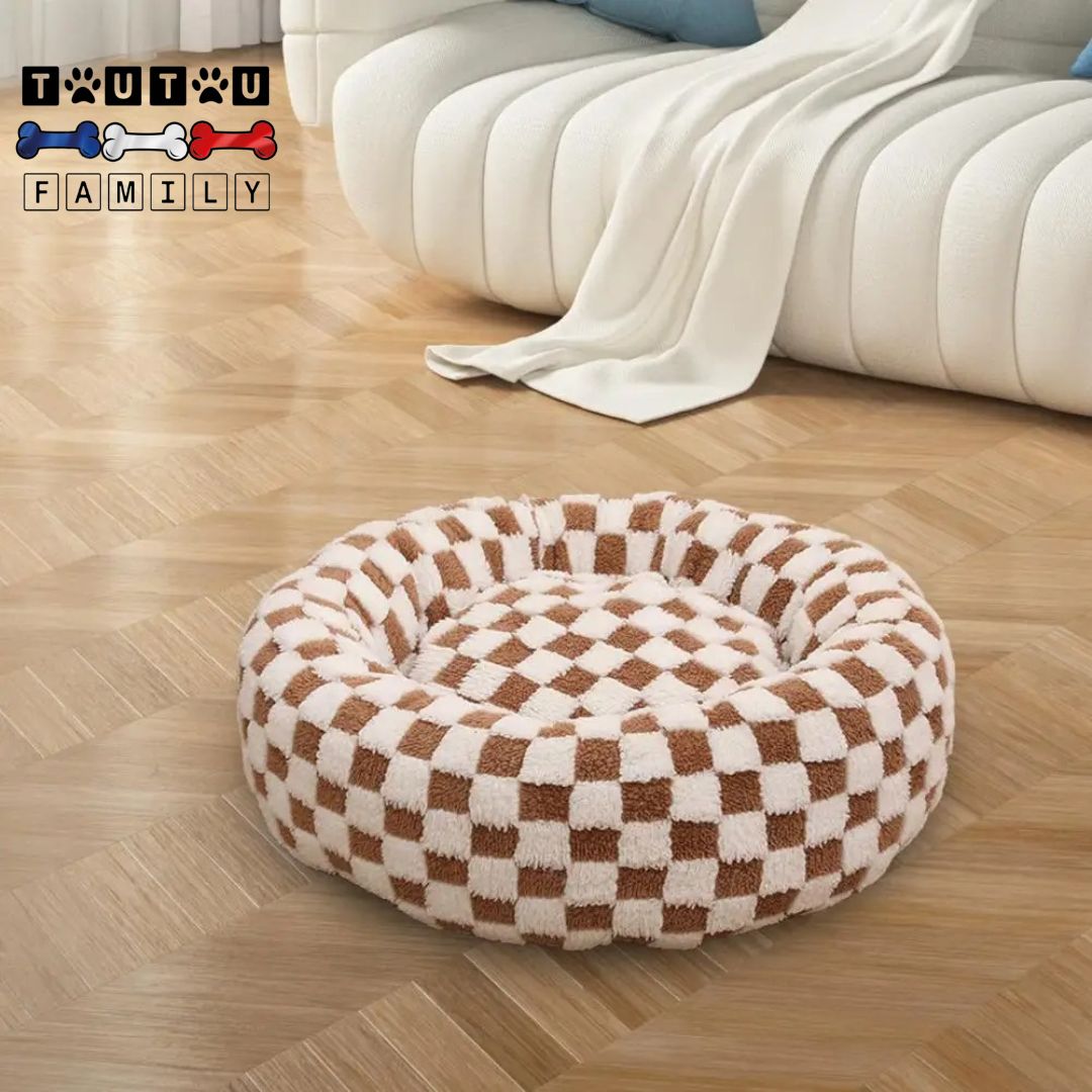 coussin-chien-beige-marron-doux-chaud-design-carrés-marron