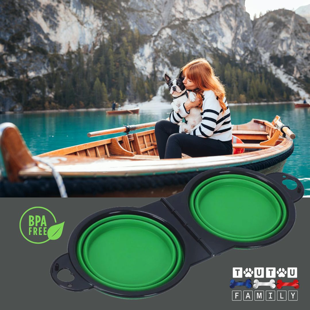 Gamelle-pliable-pour-chien-gamelle-2-en-1-silicone-sans-BPA-écoresponsable-vert-une-maitresse-avec-son-petit-bouledogue-dans-les-bras-sur-une-barque-avec-la-gamelle-de-voyage-verte