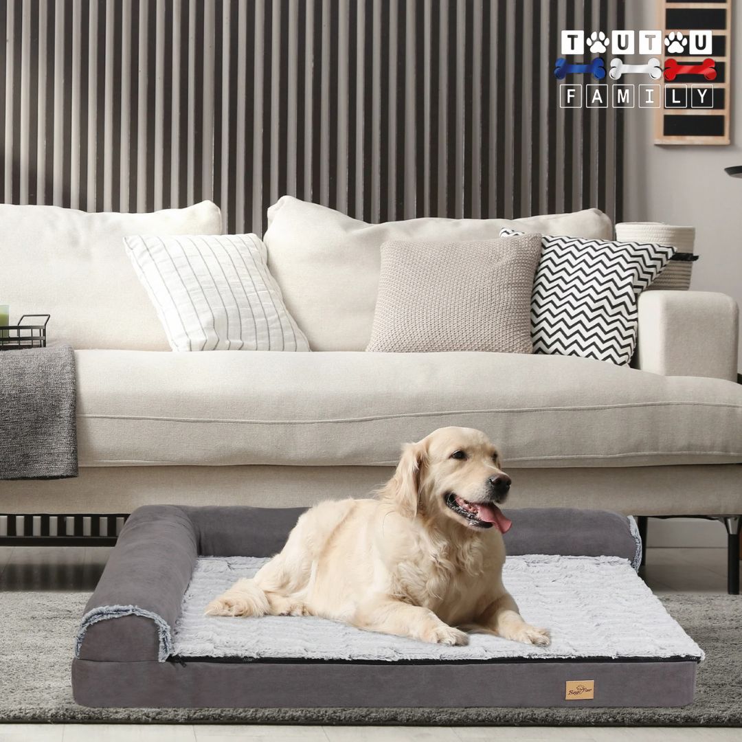Lit-pour-chien-xxl-déhoussable-un-très-grand-chien-couché-confortablement-sur-son-lit-déhoussable-et-lavable-en-machine-avec-sa-face-en-peluche-hiver-et-sa-face-respirante-en-tissu-oxford-imperméable-et-antidérapant