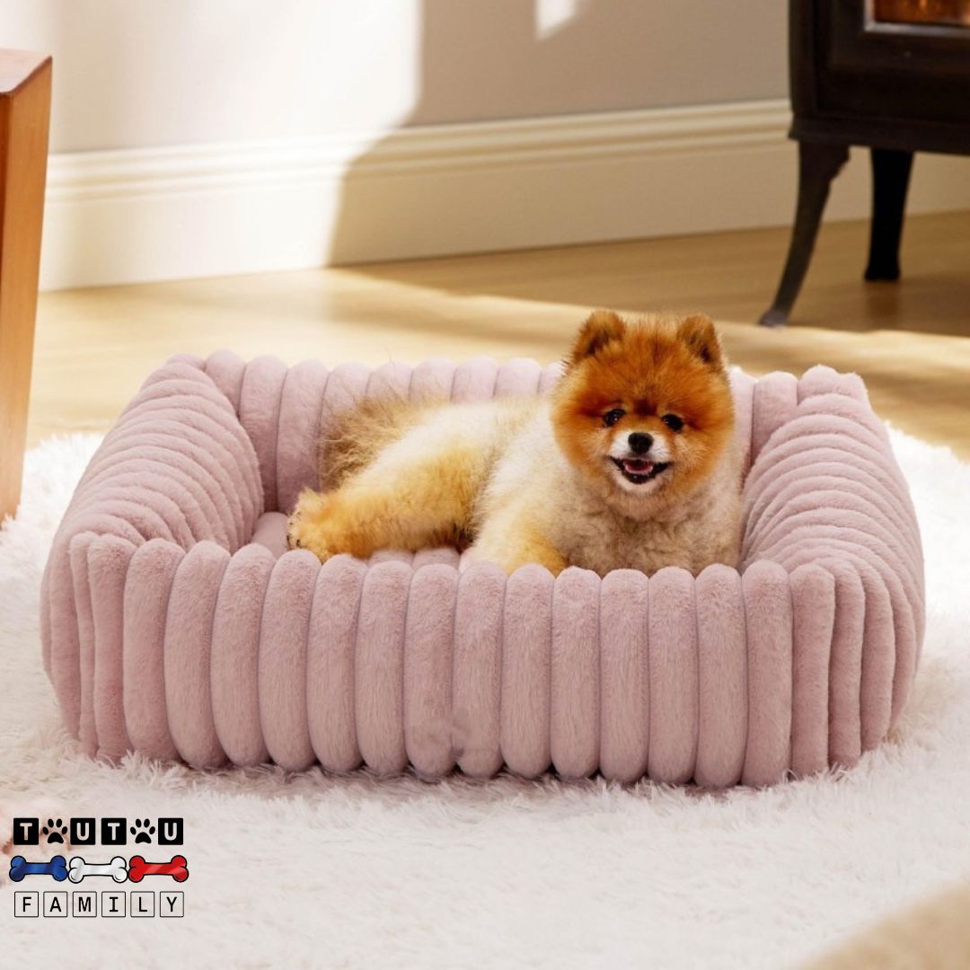 panier-petit-chien-lit-confortable-un-chiot-couché-dans-son-panier-rose-rembourré-100%-coton-épais-et-durable-avec-housse-en-velours-lavable-en-machine