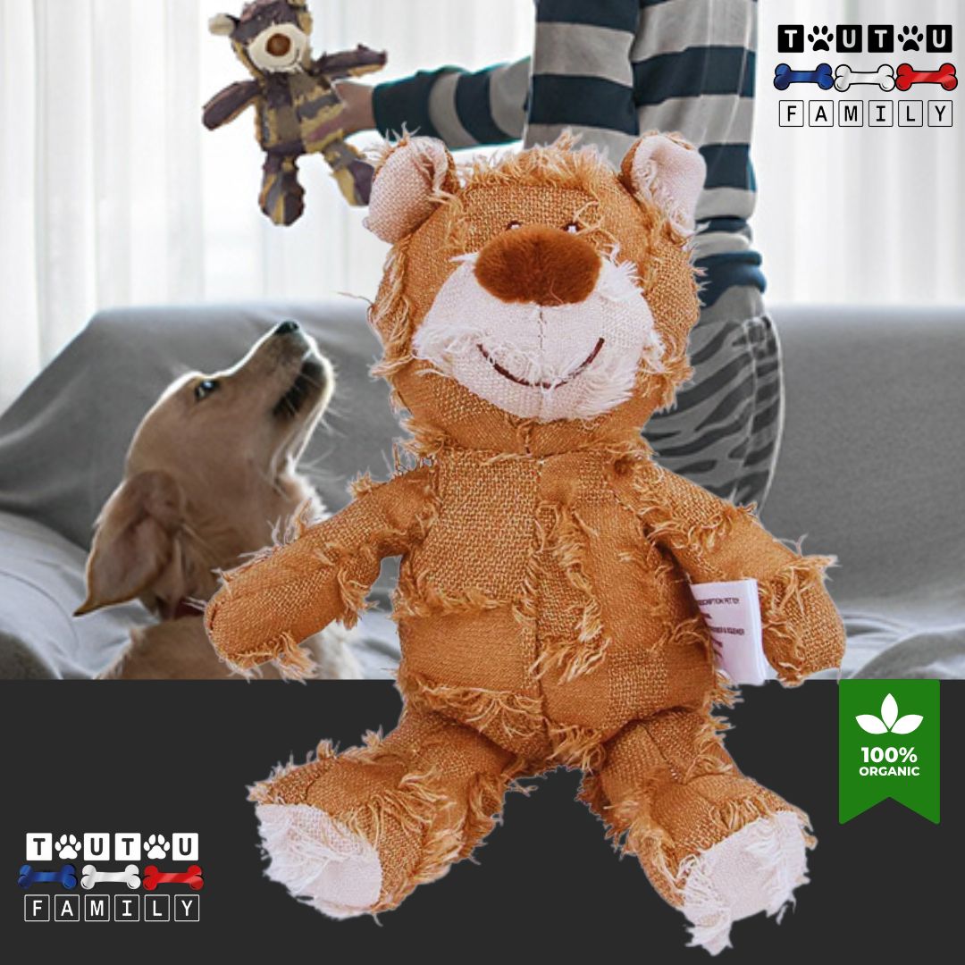Peluches-pour-chien-ocre-un-enfant-qui-joue-avec-la-peluche-et-son-chien-dans-un-jeu-interactif