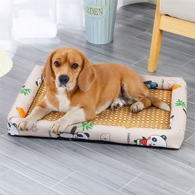 Tapis-Chien-rafraichissant-bambou naturel-rembourrage 100% coton-antidérapant-lavable-respirant-avec rebords surélevés-multiusage-polyvalent-imperméable-résistant-aux-griffes-un cocker confortablement couché au frais et à l'abri de la chaleur sur son tapis rafraßchissant sur le sol de la cuisine en plein été
