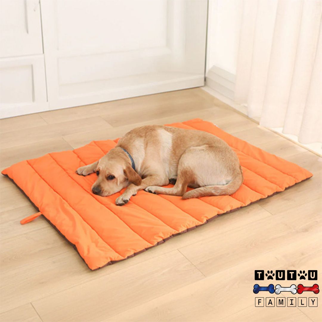 Tapis-pour-chien-xxl-résistant-lavable-imperméable-tissu-oxford-lit-pour-chien-camping-voyage-maison-un-chien-couché-sur-son-grand-tapis-moelleux-rembourrage-100%-coton