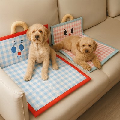 Tapis-rafraîchissant-chien-chiot-sans réfrigérateur-sans eau-sans électricité -sans gel toxique-deux caniches au frais couché sur leur tapis bleu et rose à carreaux vichy sur le canapé du salon
