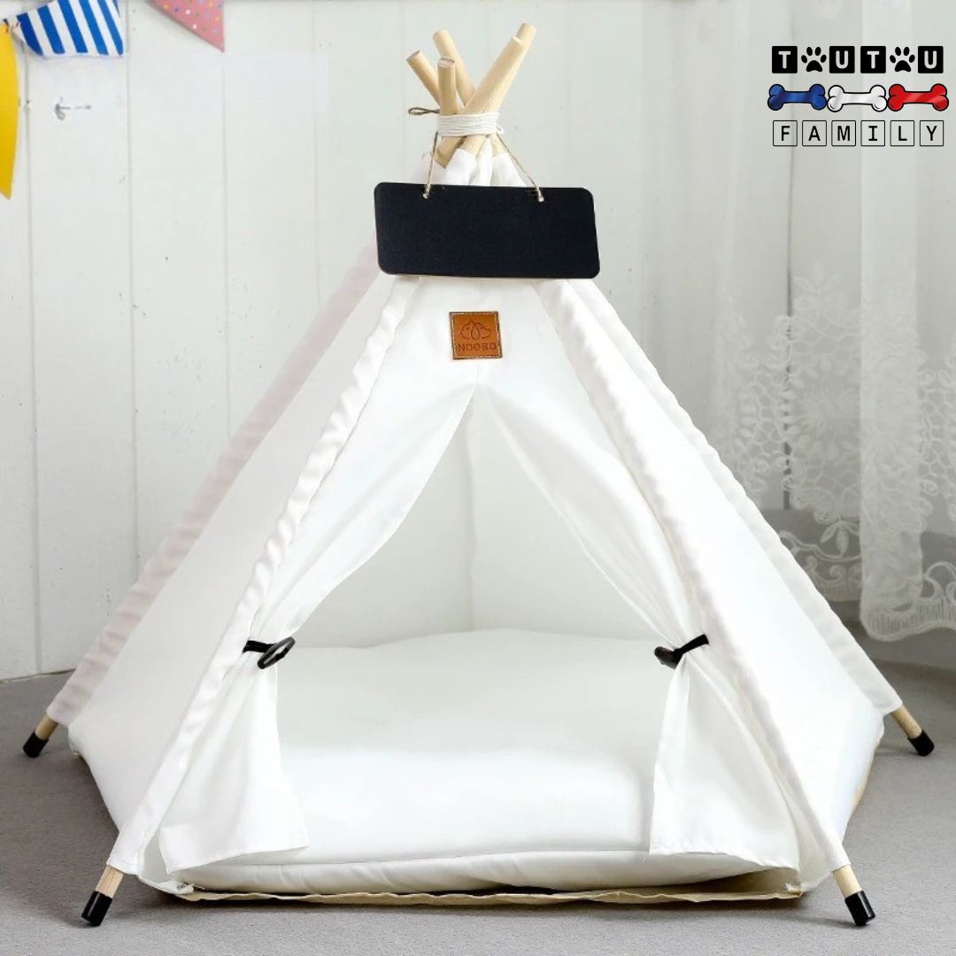 tipi-pour-chien-tente-coton-et-bois-naturel-de-couleur-blanc-avec-son-coussin-épais-100%-coton-antidérapant-lavable-en-machine-avec-son-ardoise-personnalisable-pour-le-nom-du-chien