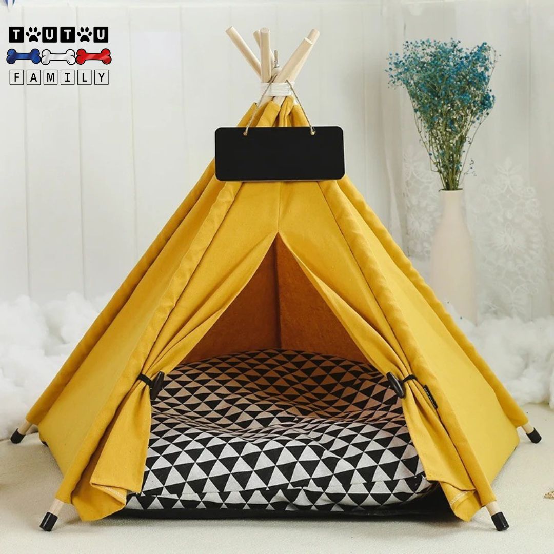 tipi-pour-chien-tente-personnalisable-avec-son-coussin-antidérapant-de-couleur-orange-avec-coussin-en-damier-noir-et-blanc-hexagonal-avec-son-ardoise-et-structure-solide-et-stable-en-bois-avec-pieds-antidérapant