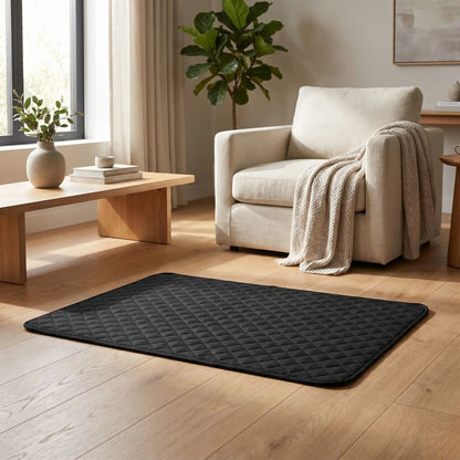 Alèse lavable chiot hygiène, imperméable, 4 couches absorbantes, surface douce qui reste toujours sèche résistante aux griffes et lavable en machine pour chiot de petite à grande taille,durable et polyvalent comme protection de la literie, couchage, sol, siège voiture, etc- gros plan sur l'alèse douce et confortable de couleur noir sur le sol du salon de la maison