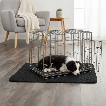 Alèse lavable chiot hygiène, imperméable, 4 couches absorbantes, surface douce qui reste toujours sèche résistante aux griffes et lavable en machine pour chiot de petite à grande taille,durable et polyvalent comme protection de la literie, couchage, sol, siège voiture, etc- un chiot de race moyenne qui dort paisiblement dans sa cage de transport sur l'alèse douce et confortable de couleur noire qui protège des accidents pipi