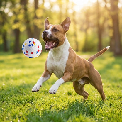 Balle-indestructible-pour-chien-chiot-lot-de-3 pour chien destructeur- pour jeu sur terre et pour jeu d'eau, légère élastique avec conception pour la mastication et le nettoyage dentaire pour chien et chiot à machoires puissantes-un pitbull qui saute machoire ouverte pour attraper la balle solide en l'air dans le parc 
