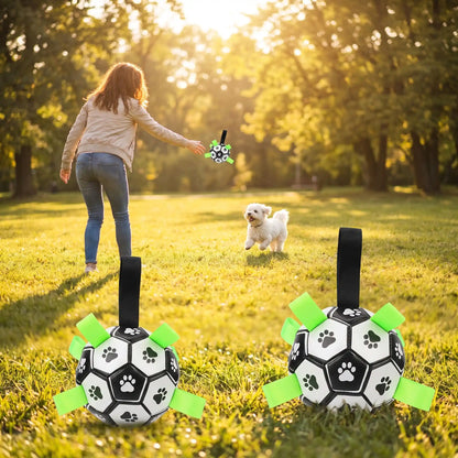 Balle-pour-chien-de-foot-chiot-avec-sangles en nylon robuste pour une meilleur préhension, gonflable avec pompe fournie, TPU sans danger, rembourrage caoutchouc naturel et coutures solides en coton, écoresponsable et sans danger, ballon rebondissant et flottant de 15 cm de diamètre idéal pour les chiots et chien de petite à moyenne taille-une maitresse qui lance le ballon de foot avec sangles à son chien de petite taille tout excité de jouer au lancer/rapporter