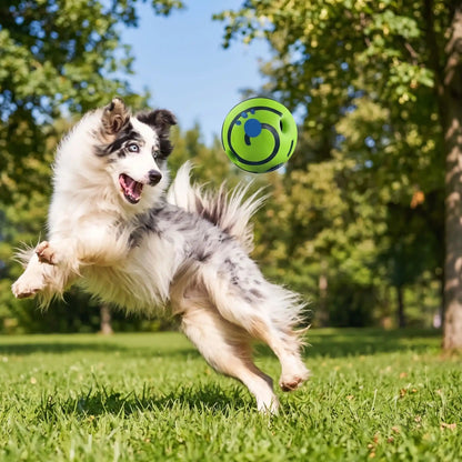 Balle-pour-chien-sonore-rebondissante-solide-verte, rebondissante, avec trou de préhension, disponible en 3 tailles pour chiot et chien de petite, moyenne et grande taille-un chien de race moyenne qui s'élance pour attraper la balle sonore lancée qui rebondit haut dans le jardin de la maison