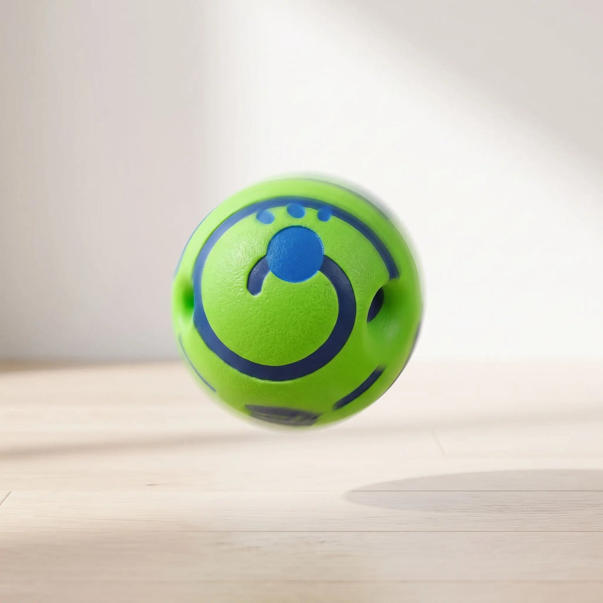 Balle-pour-chien-sonore-rebondissante-solide-verte, rebondissante, avec trou de préhension, disponible en 3 tailles pour chiot et chien de petite, moyenne et grande taille-gros plan sur la balle sonore de couleur verte pour chien et chiot qui rebondit partout