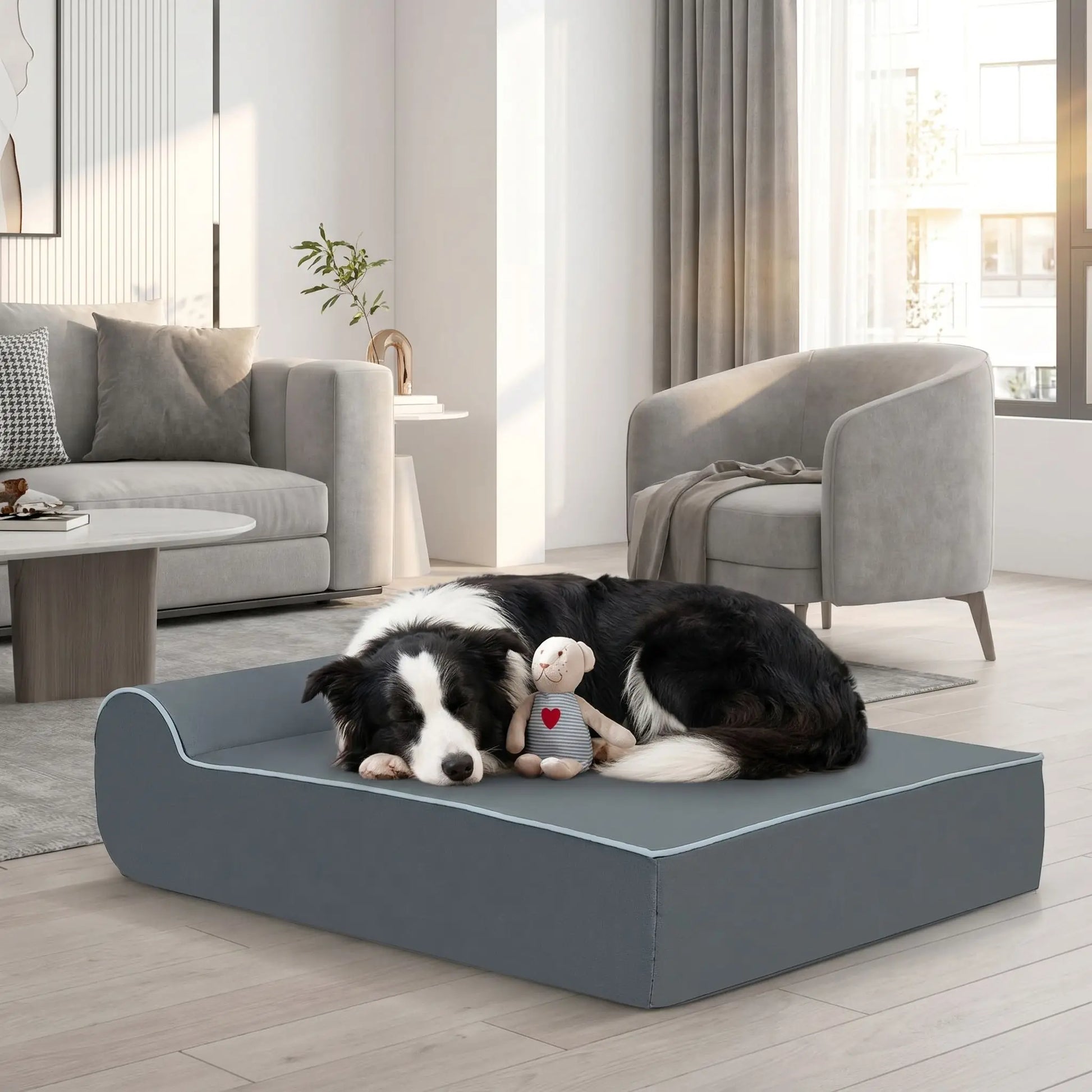 Banquette-chien-chiot orthopédique rectangulaire avec matelas et oreiller intégré, déhoussable et lavabale en machine à laver, antidérapant, 100% imperméable, housse en tissu ultra-douce crystal, matelas et oreiller à mémoire de forme haute densité et résilience, longueur de 100 cm et 20 cm d'épaisseur pour chien et chiot de moyenne à grande taille jusqu'à 45 kg-un chien de moyenne taille qui dort paisiblement en boule sur sa banquette  grise dans le salon moderne de la maison