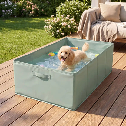 Bassin-pour-chien-baignoire en PVC renforcé et imperméable, légère, pliable, compact, légère, transportable, nomade de 80 cm de long pour chiot et chien de petite taille de 0 à 15 kg, polyvalent pour le bain, piscine, piscine à balle, pataugeoire, rangement, etc- un chien de taille moyenne qui se baigne tout heureux dans la piscine pour chien rectangulaire pliable avec parois rigides sur la terrasse en bois de la maison en été