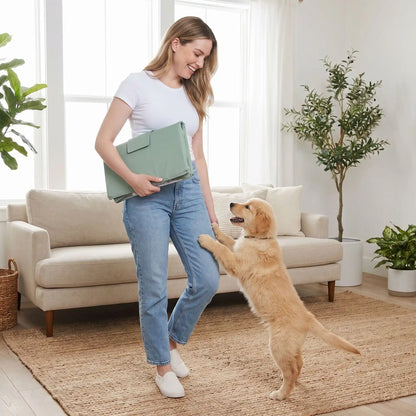 Bassin-pour-chien-baignoire en PVC renforcé et imperméable, légère, pliable, compact, légère, transportable, nomade de 80 cm de long pour chiot et chien de petite taille de 0 à 15 kg, polyvalent pour le bain, piscine, piscine à balle, pataugeoire, rangement, etc- une maitresse qui tient la piscine pliée comme un sac de soirée, compact, facile à emporter avec son chiot qui lui saute sur la jambe tout content