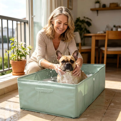 Bassin-pour-chien-baignoire en PVC renforcé et imperméable, légère, pliable, compact, légère, transportable, nomade de 80 cm de long pour chiot et chien de petite taille de 0 à 15 kg, polyvalent pour le bain, piscine, piscine à balle, pataugeoire, rangement, etc- un chien de race moyenne qui prend son bain avec sa maitresse qui le lave tendrement avec le shampoing dans la piscine pour chien rectangulaire pliable avec parois rigides dans le salon de l'appartement en été