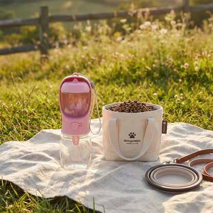 Bouteille-d-eau-pour-chien-chiot-550-ml avec compartiment pour friandises ou croquette amovible, bouton pour distribuer l'eau de manière hygiénique et contrôlé , bec adapté large et hygiénique sans BPA ni produits toxiques avec sangle de transport pour voyage, promenades, sorties en voiture-gros plan sur la bouteille 2 en 1 de couleur rose distributrice d'eau et de croquette ou friandise pour chien pour les sorties en extérieurs, promenade, acance, voyage, voiture, transport