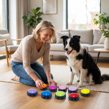 Boutons-communication-chien-chiot-buzzer enregistrables vendut par lot de 4, de 8 ou de 12 boutons de coloris différents avec socle solide et robuste, fonctionne avec 2 piles LR3 (AA) non fournies, enregistrable par le maitre à l'infini pour une éducation positive et un outil d'intelligence pour chiot et chien de toutes races ou taille-un maitresse souriante qui installe sur le sol les buzzers de toute les couleurs sous le regard attentif de son chien pour un apprentissage et un jeu éducatif intelligent 