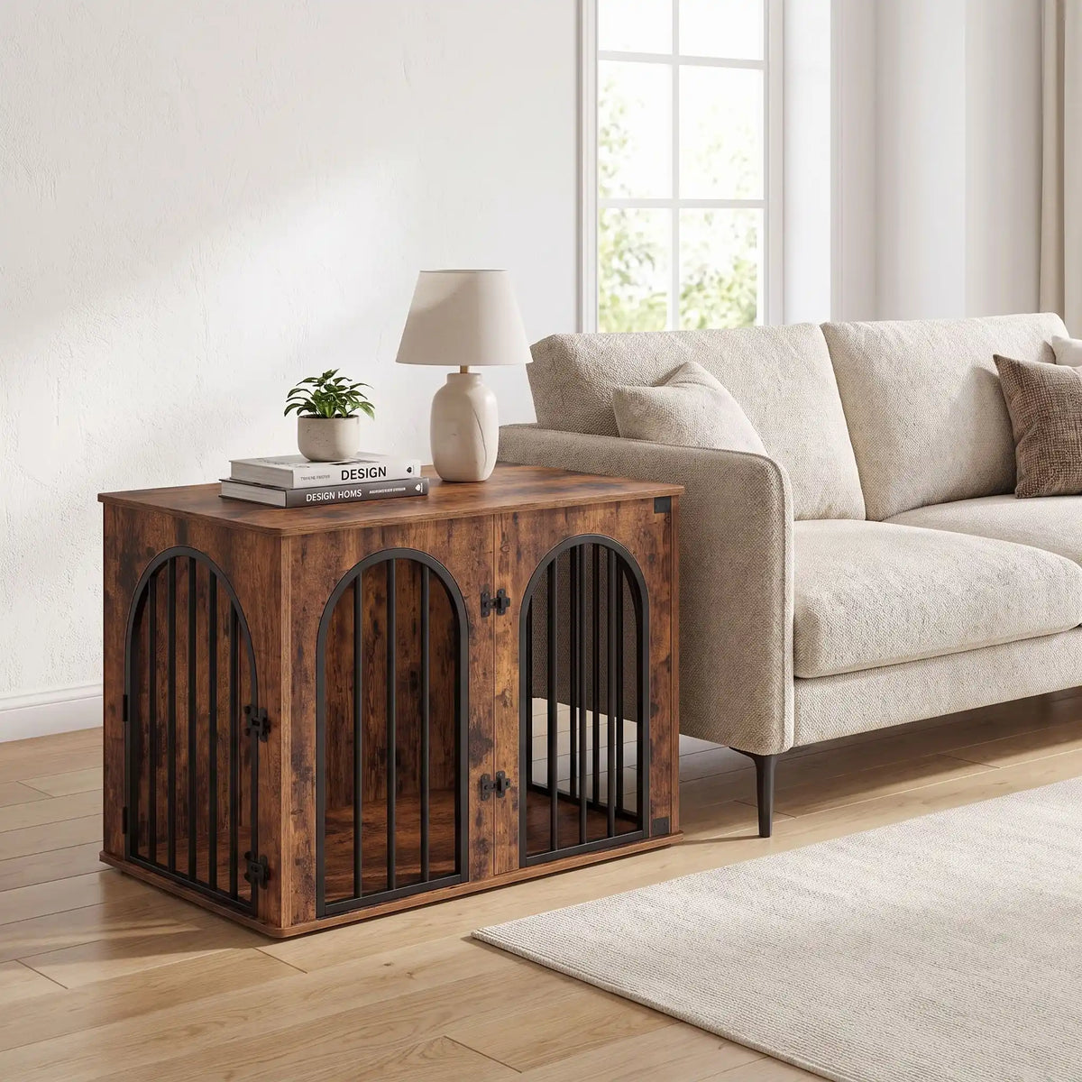 Cage-chien-intérieur chiot de petite à moyenne race , bois barreaux en acier blanc inoxydable cylindrique de 1 cm d'épaisseur robuste et anti-déformation, 3 portes d'accès, double porte avant et porte latérale, respirante et ouverte avec fond en bois et ouverture par barreaux sur 180° degrés pour chiot et chien de petite à moyenne taille - gros plan sur le meuble niche en bois vintage avec ses 3 portes verrouillées par leur double serrures en meuble d'appint contre le canapé du salon de la maison