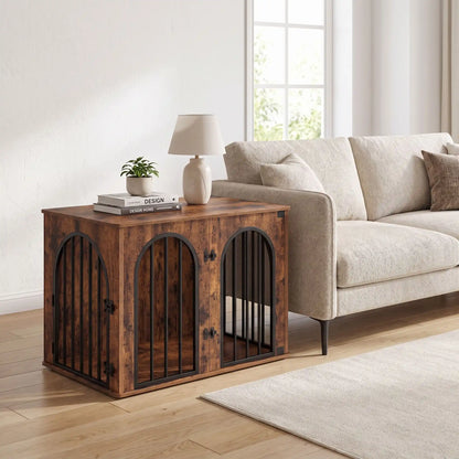 Cage-chien-intérieur chiot de petite à moyenne race , bois barreaux en acier blanc inoxydable cylindrique de 1 cm d'épaisseur robuste et anti-déformation, 3 portes d'accès, double porte avant et porte latérale, respirante et ouverte avec fond en bois et ouverture par barreaux sur 180° degrés pour chiot et chien de petite à moyenne taille - gros plan sur le meuble niche en bois vintage avec ses 3 portes verrouillées par leur double serrures en meuble d'appint contre le canapé du salon de la maison