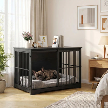 Cage-chien-interieur-meuble en bois noir et barreaux en acier de 2 portes, une porte avant coulissante gain de place, porte latérale sur le côté avec serrures sécurisé, robuste et design moderne idéal en meuble décoratif d'appoint et niche fermable pour chiot et chien de petite à moyenne race de 0 à 25 kg-un chien de moyenne taille qui dort paisiblement dans son panier dans la cage meuble interieur pour chien, porte avant coulissante ouverte avec décoration sur le dessus dans la chambre de la maison