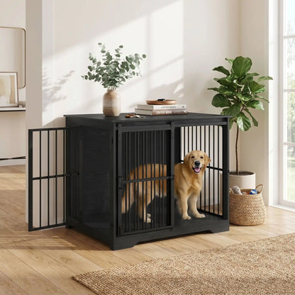Cage-chien-interieur-meuble en bois noir et barreaux en acier de 2 portes, une porte avant coulissante gain de place, porte latérale sur le côté avec serrures sécurisé, robuste et design moderne idéal en meuble décoratif d'appoint et niche fermable pour chiot et chien de petite à moyenne race de 0 à 25 kg-un chien de moyenne taille heureux dans la cage meuble interieur pour chien, porte avant coulissante ouverte et porte latérale ouverte avec décoration sur le dessus dans le salon de l'appartement
