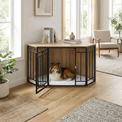 Cage-chien-interieur-chiot-meuble d'angle niche pour chiot et chien de petite à moyenne taille en bois et grilles avec porte verrouillable en acier et son coussin intérieur ultra-doux en sherpa amovible et lavable en machine- bois couleur chêne clair-un Berger des shetland couché confortablement dans la cage en bois design robuste avec verrou dans l'angle du mur du salon de l'appartement