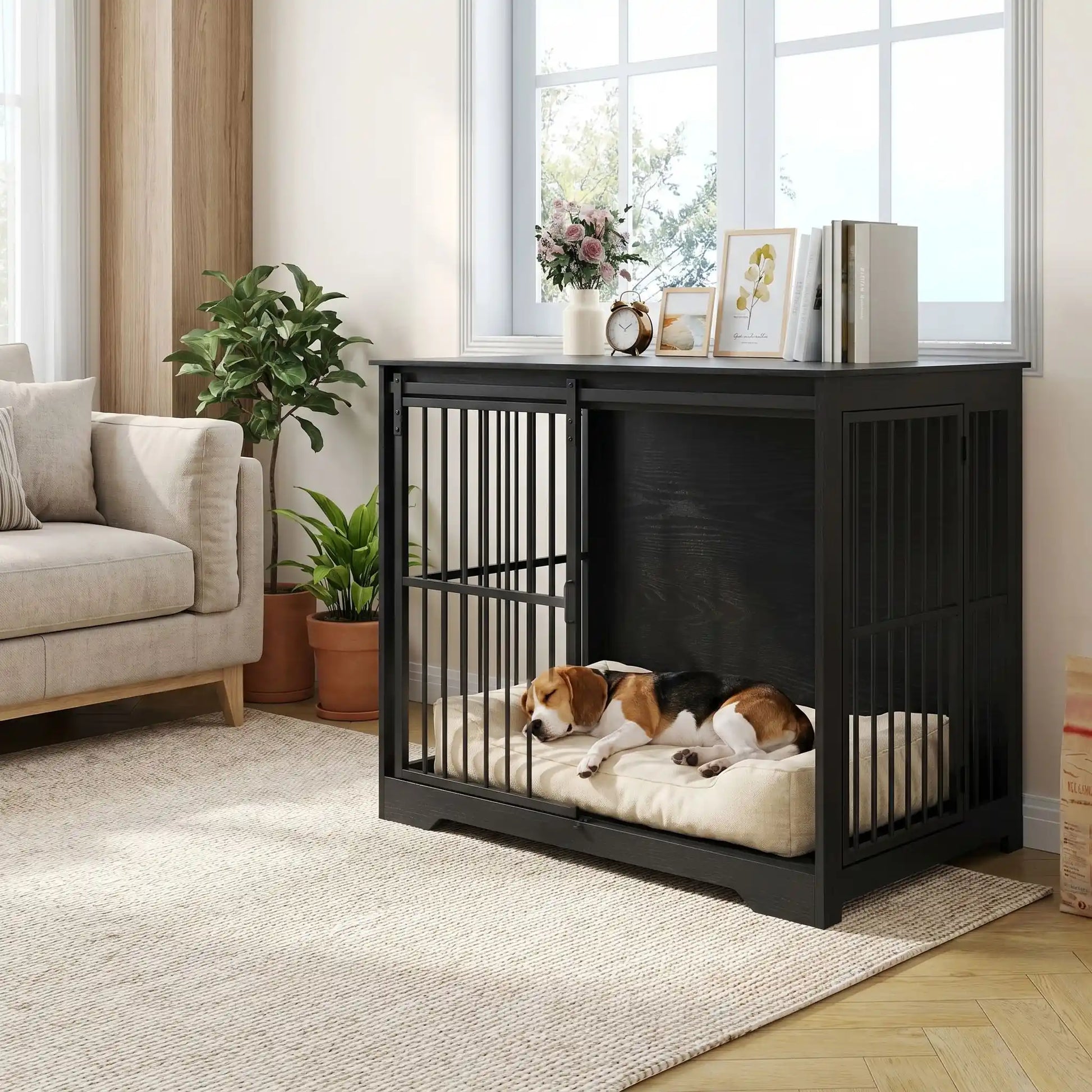 Cage-chien-interieur-meuble en bois noir et barreaux en acier de 2 portes, une porte avant coulissante gain de place, porte latérale sur le côté avec serrures sécurisé, robuste et design moderne idéal en meuble décoratif d'appoint et niche fermable pour chiot et chien de petite à moyenne race de 0 à 25 kg-un chien de moyenne taille qui dort paisiblement dans son panier dans la cage meuble interieur pour chien, porte avant coulissante ouverte avec décoration sur le dessus dans le salon moderne de la maison