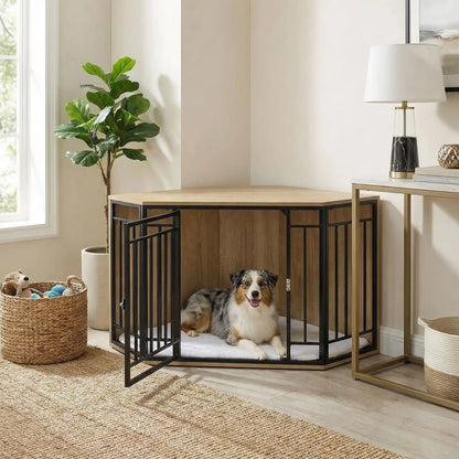 Cage-chien-interieur-chiot-meuble d'angle niche pour chiot et chien de petite à moyenne taille en bois et grilles avec porte verrouillable en acier et son coussin intérieur ultra-doux en sherpa amovible et lavable en machine- bois couleur chêne clair-un chien de moyenne taille couché confortablement dans la cage en bois design robuste avec verrou et porte ouverte dans l'angle du mur du salon de l'appartement
