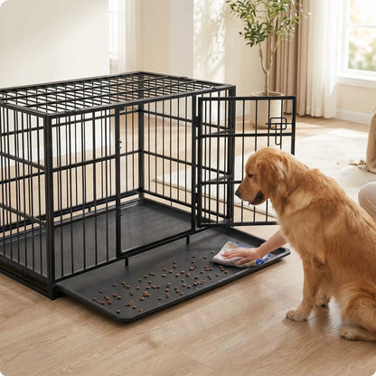Cage-chien-interieur-chiot-xl en acier noir robuste avec 4 verrous, deux porte sur le toit et le devant pour le chien, plateau en fond amovible ramasse saleté pour un nettoyage facile et rapide gilles intérieur adapté aux chiens à pattes courtes, rectangulaire pour chiot et chien de moyenne à grande taille juqu'à 40 kg-une propriétaire de chien qui enlève en tirant le plateau amovible de la cage qui a recueillit des croquettes des poils et des liquides pour un nettoyage rapide et facile 