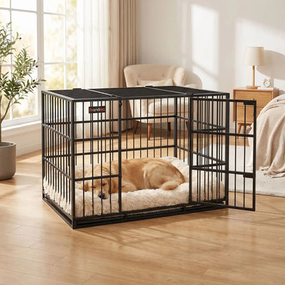 Cage-chien-interieur-chiot-xl en acier noir robuste avec 4 verrous, deux porte sur le toit et le devant pour le chien, plateau en fond amovible ramasse saleté pour un nettoyage facile et rapide gilles intérieur adapté aux chiens à pattes courtes, rectangulaire pour chiot et chien de moyenne à grande taille juqu'à 40 kg-un golden retriever qui dort pasiblement sur son tapis douillet dans sa cage sécurisée avec la porte avant et le toit fermé dans le salon de l'appartement
