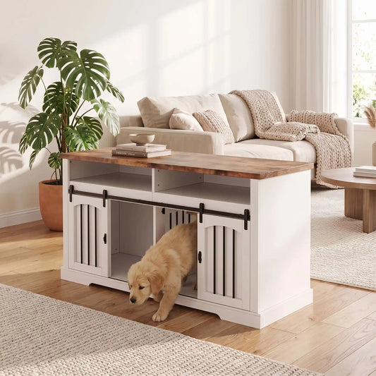 Cage-d-intérieur-pour-chien-chiot-en bois blanc et naturel double-2-portes-coulissantes avec son séparateur grille amovible et ses deux portes coulissantes silencieuse avec barreaux en acier robuste avec son plateau en bois couleur naturel avec son étagère intégrée de rangement d'une longueur de 153 cm pour chiot et chien de petite à moyenne taille-un chiot qui sort facilement du meuble cage avec sa grille de séparation installée pour deux niches séparées, ses 2 portes coulissantes ouvertes dans le salon 